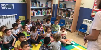 Los niños de 4 años visitan la biblioteca para escuchar cuentos de insectos