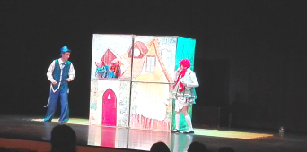 Los niños de 3 años se perdieron en... "los cuentos” gracias a la Compañía de teatro El Globo Rojo