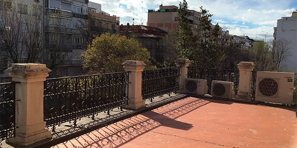 Imagen de la terraza de la sala patronato