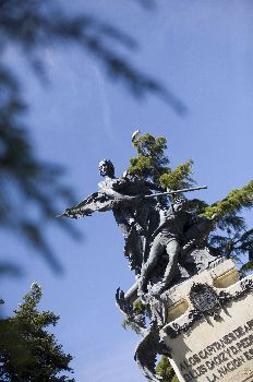 "Recreacin de la Guerra de la Independencia en Segovia: Detalle del monumento a Daoiz y Velarde en el Alczar de la ciudad"