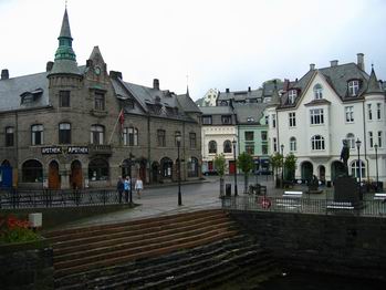 "Farmacia del siglo XIX, en el puerto de Aalesund, Noruega"