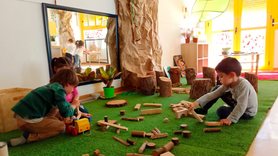 Aula Atelier NATURALEZA con los niños de 4 años de Infantil