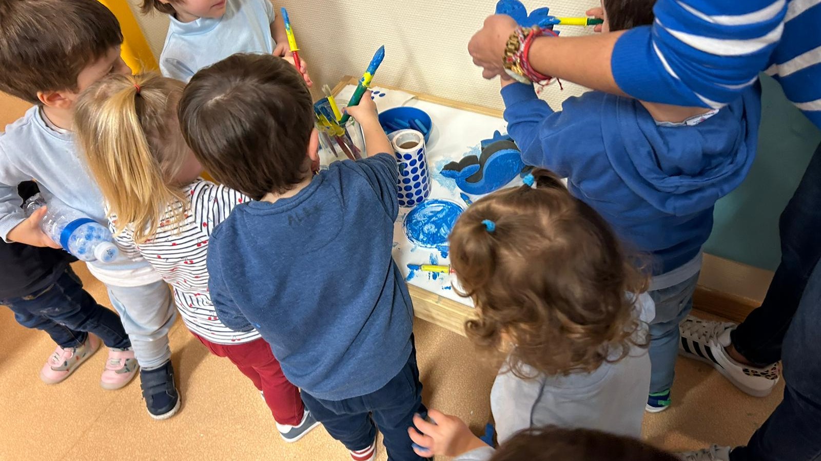 VÍDEO: fiesta del COLOR AZUL en 2 años con sus familias