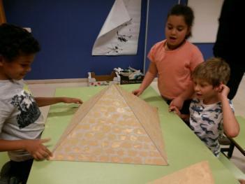 Los alumnos de 1º de Primaria han realizado un taller en el colegio sobre las grandes pirámides de Egipto.